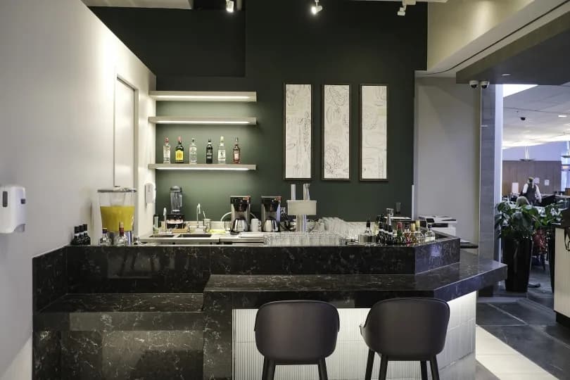 Desjardins Odyssey Lounge YUL — dining