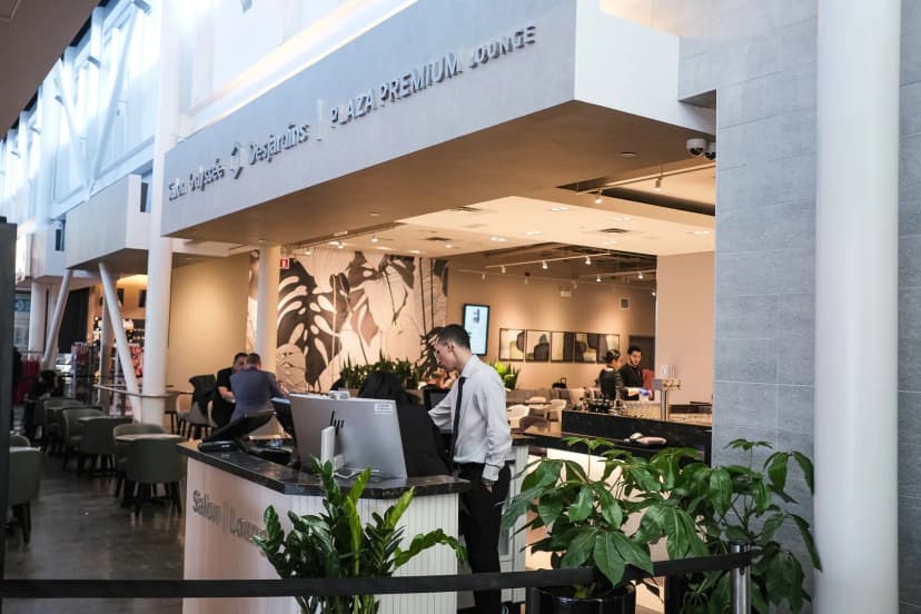 Desjardins Odyssey Lounge YUL (Transborder) — bar area